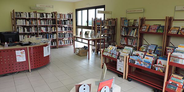Vue intérieure de la bibliothèque de Le Crouais, 35