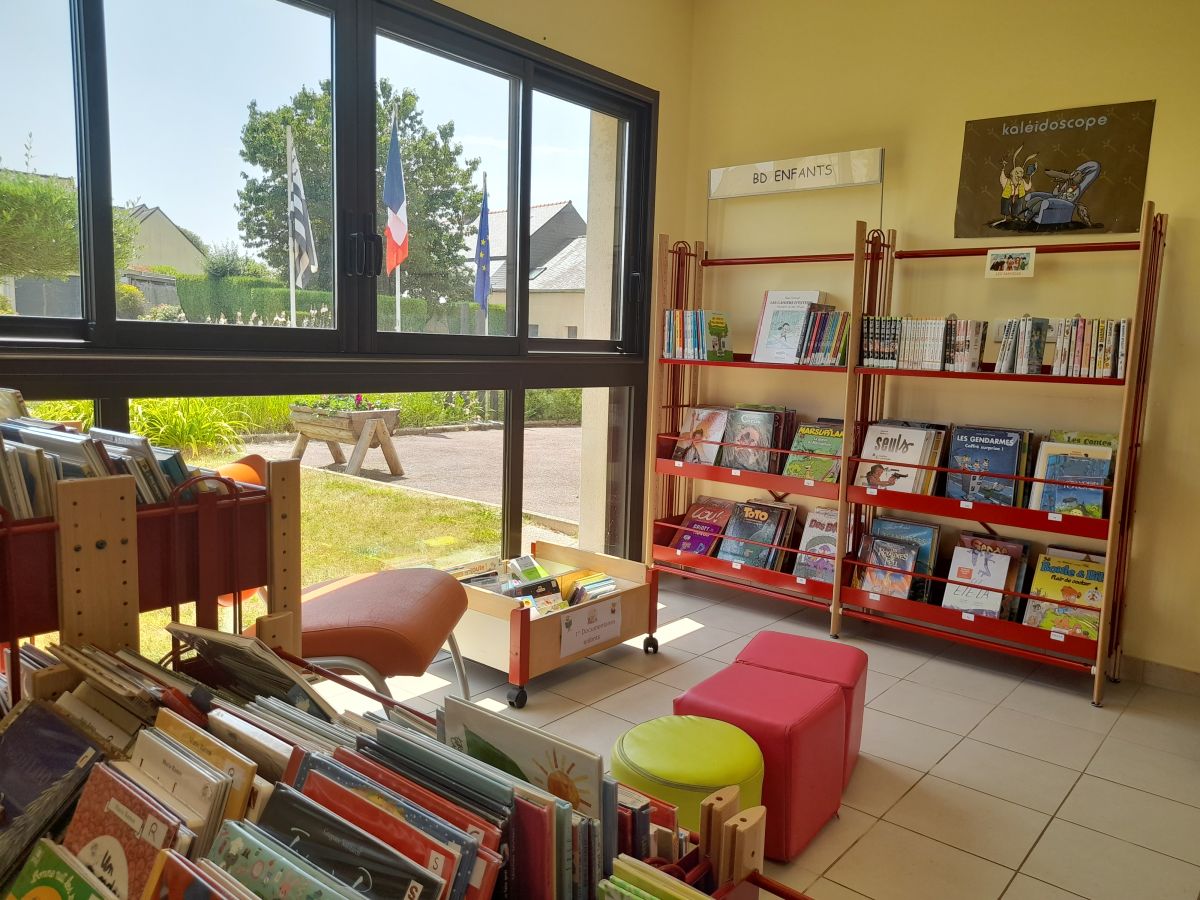Vue intérieure de la bibliothèque de Le Crouais, 35 Vue intérieure de la bibliothèque de Le Crouais, 35